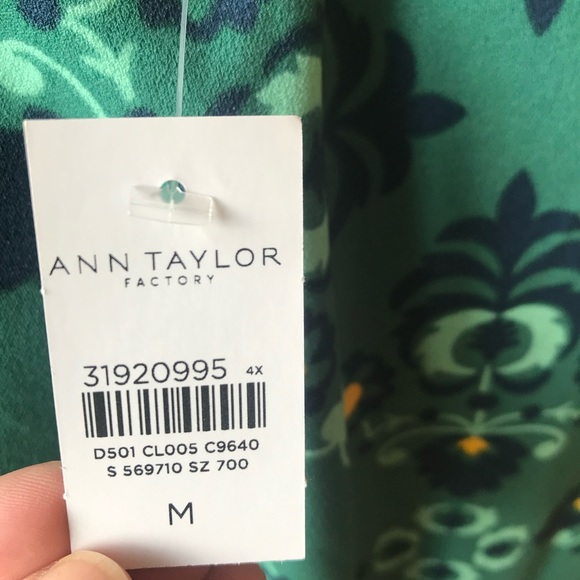 Ann Taylor Factory - NWT - Long sleeves top with cutes details - Picture 4 of 5